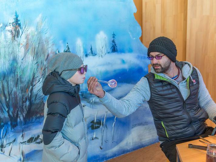 Soffiatore di vetro con bambino